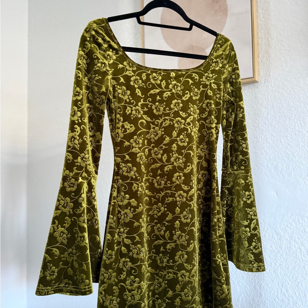 Cider Velvet Sweetheart Twist Floral Bell
Sleeve Mini Dress - Picture 10 of 11